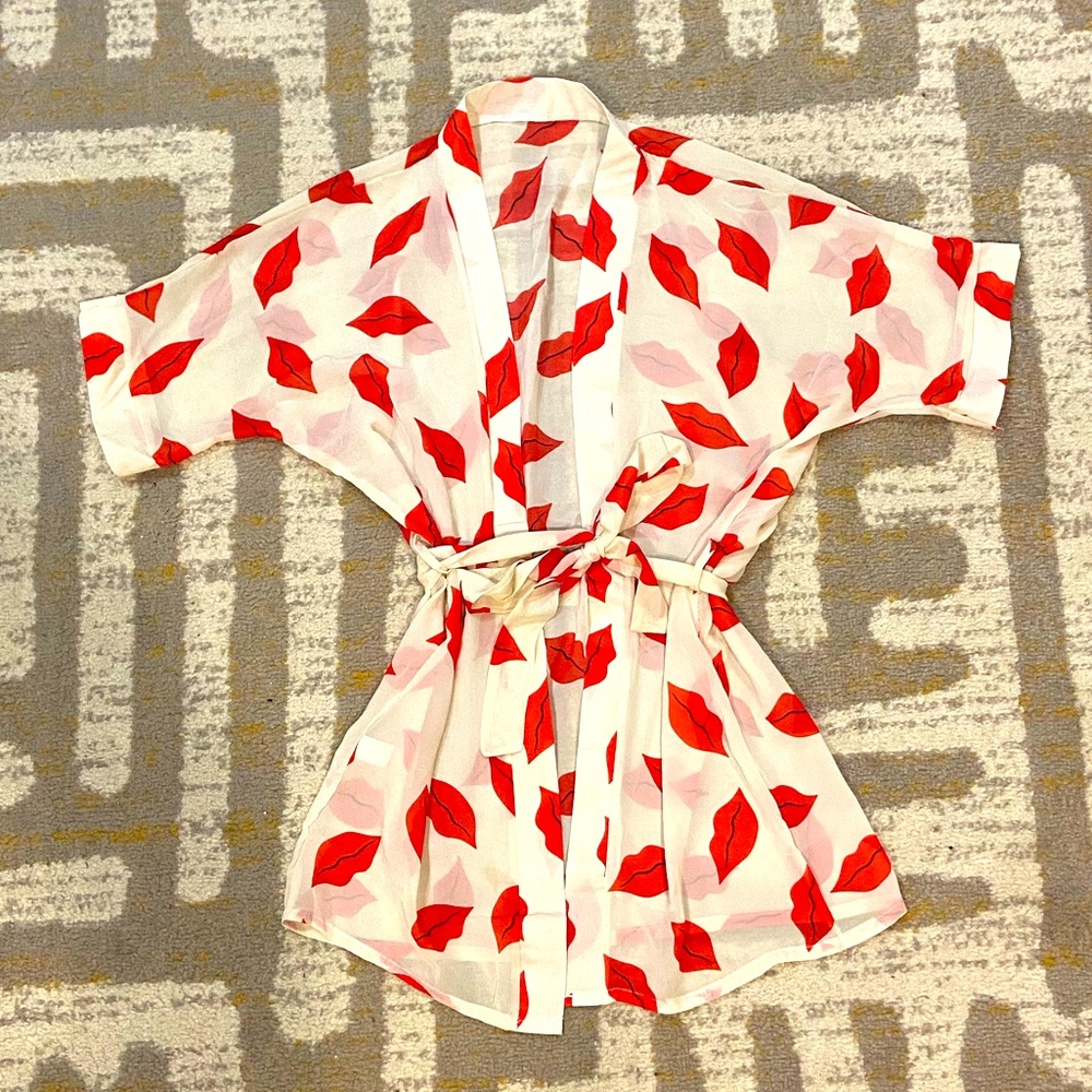 Kimono style blouse with red lips